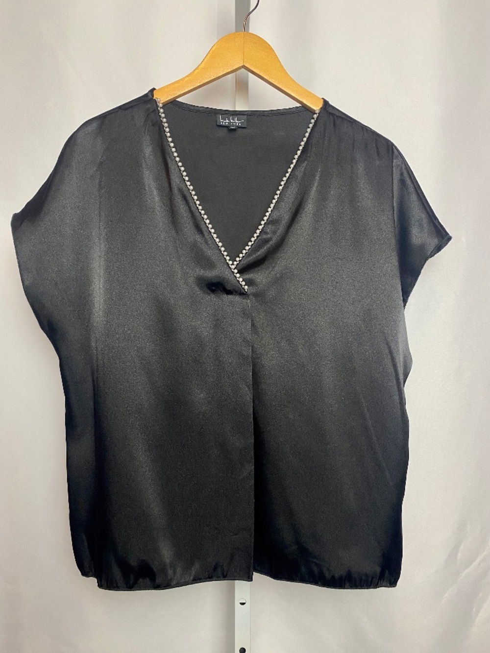 NWT Nicole Miller New York Womenʻs Elegant Black Satin V-Neckline Blouse Large